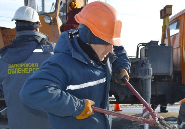 Підключили до генераторів:  енергетики забезпечили тимчасове живлення запоріжців, знеструмлених днями після ворожої атаки