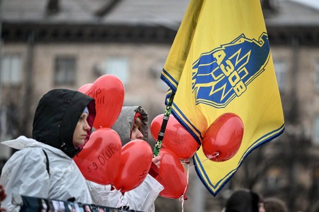 Акція з сердечками: у Запоріжжі рідні військовополонених і безвісти зниклих нагадували про свій біль