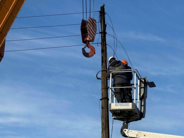 Працюють цілодобово: запорізькі енергетики відновили електропостачання 34200 споживачів