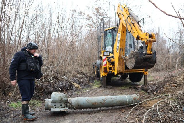 Застряг у землі: у Запоріжжі піротехніки ДСНС знешкодили залишки реактивного снаряду