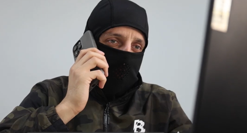 Передала шахраям 10000 доларів: зловмисника з грошима поліцейські затримали