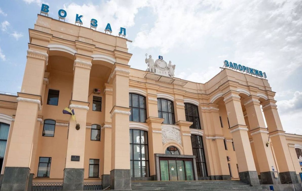 Працює трансфер: пасажирів деяких поїздів між вокзалами Дніпра і Запоріжжя перевозитимуть автобусами