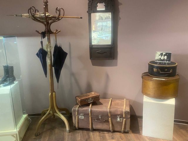 Пережили епохи, але зберегли красу: у запорізькому музеї відкрилася дуже атмосферна виставка