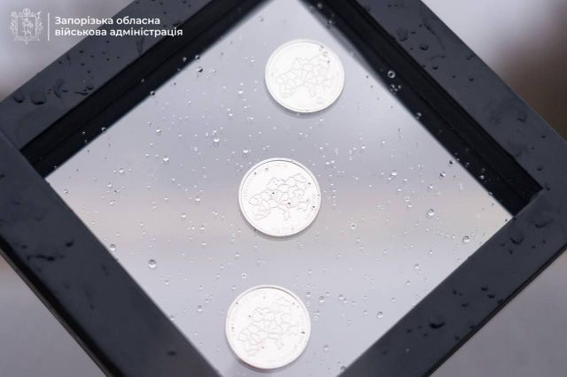 Фіксація нашої стійкості: у Запоріжжі презентували 10-гривневі монети, присвячені прифронтовим регіонам