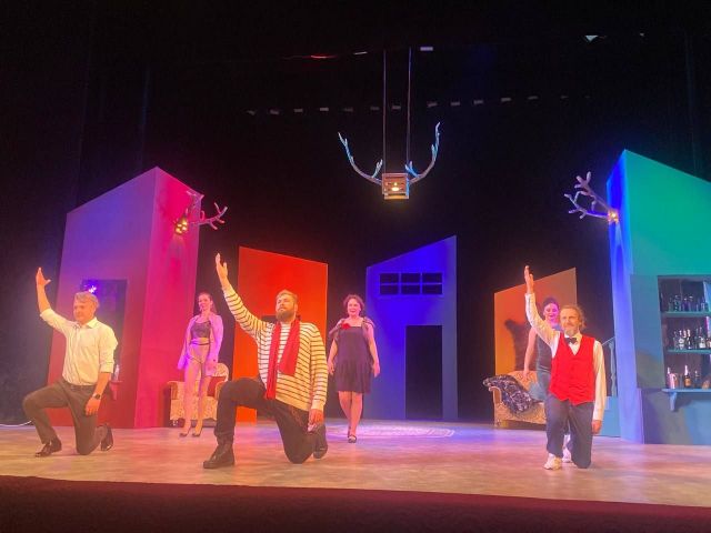 Коханка, кухарка і дружина: у запорізькому театрі поставили пікантну комедію “О-ля-ля! або Рандеву під рогами”