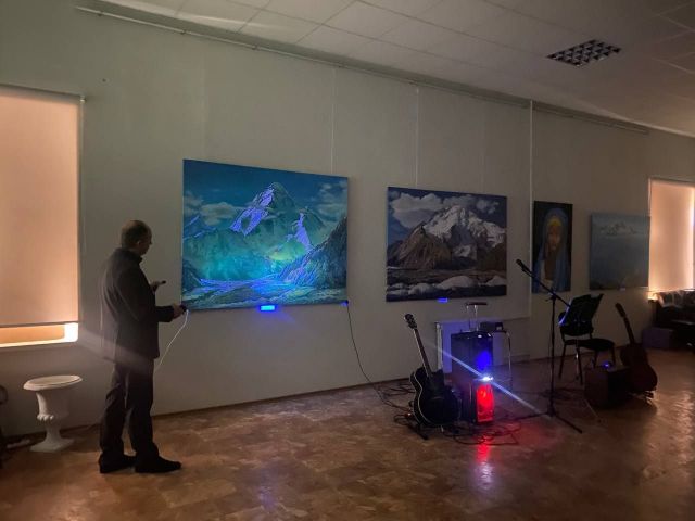 «Магічне сяйво»: у Запоріжжі відкрилася виставка, на якій кілька картин світяться