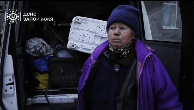 "Життя там просто нема": офіцери-рятувальники громади евакуювали з Преображенки  жінку, яка переїхала в село з Оріхова