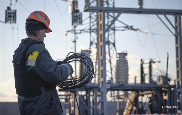 Ховались від дронів та снарядів: ремонтники «Запоріжжяобленерго» швидко відновили розтрощену покрівлю підстанції