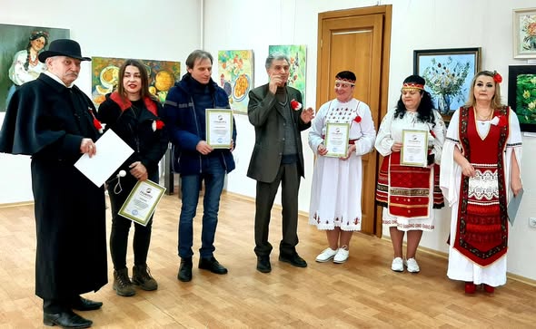 Різножанровий погляд: у запорізькому музеї відкрилася виставка творів таврійських болгар