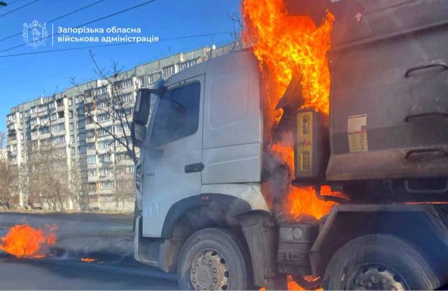 Пошкодили будинок і спалили вантажівку: росіяни атакували Запоріжжя вночі і вдень