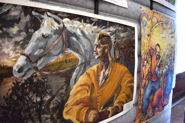 «Об'єднаймося ж, брати мої!»: у запорізькій бібліотеці відкрили виставку юних художників