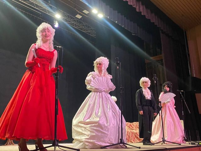 У перуках, камзолах і пишних сукнях: юні музиканти запросили запоріжців у старовинний салон