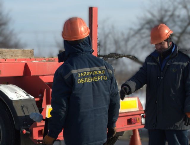 Повернули світло: запорізькі енергетики відновили електропостачання мешканців Оріхівщини