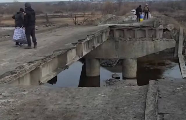 Частина моста пошкоджена: евакуація з Комишувахи проходить в надскладних умовах