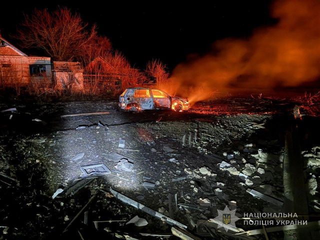 Поранений чоловік, пошкоджені будинки: ворог продовжує обстріли Комишувахи