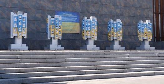 Перенесли на Хортицю: світлинам героїв АТО на стелах пам’яті завдали шкоди сонце і час