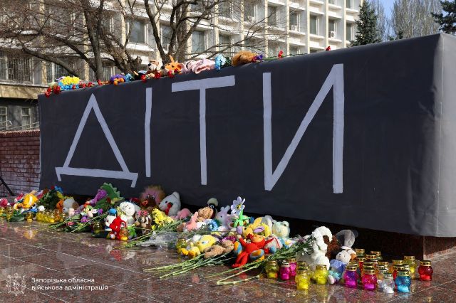 Лампадки, квіти та дитячі іграшки: у Запоріжжі вшанували пам’ять маріупольців, які загинули в зруйнованому драмтеатрі