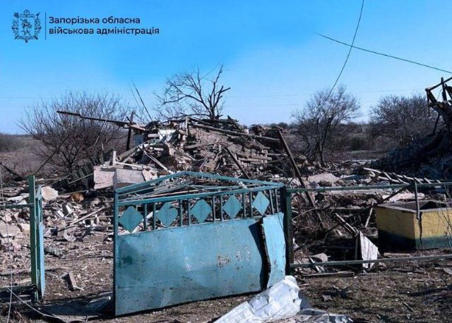 Одна людина загинула, дві - поранені: росіяни били КАБами по Запорізькому району