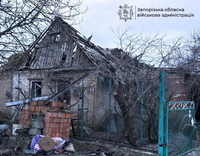 Дрон влучив в зупинку: ворог продовжує завдавати ударів по містах і селах Запорізької області