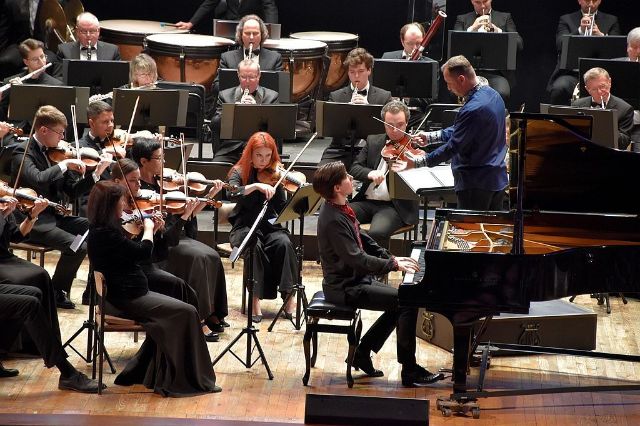 На дуже високій ноті: у Запоріжжі симфонічний оркестр і молодий піаніст приголомшили виконанням колоритного твору