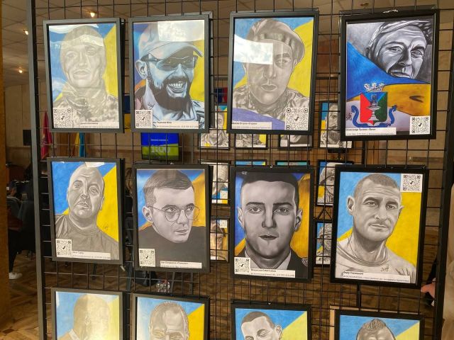 Обличчя війни: у Запоріжжі відкрилася виставка портретів героїв на щиті, зі щитом і безвісти зниклих