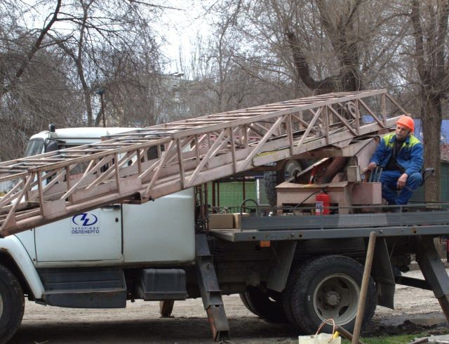 Роботи тривають вже другу добу: у Запорізькому районі енергетики відновлюють електропостачання після ворожих обстрілів