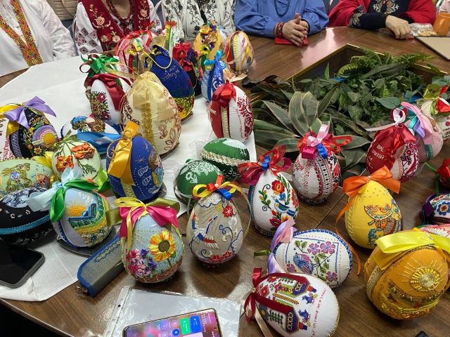 Писанки-пісні: запорізькі майстрині представлять неймовірну вишивану колекцію “Український Всесвіт: Несе Галя воду”