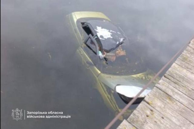 Загинув в автомобілі: в Запорізькому районі внаслідок ворожого удару авто опинилося в річці