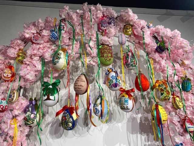 Неймовірна краса: у запорізькому центрі відкрилася виставка писанок, рушників, мотанок і картин