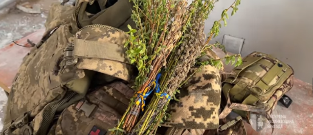 Вербна неділя в Оріхові: військові молилися в напівзруйнованому Свято-Покровському храмі