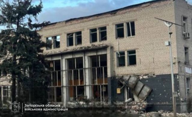 Загинула людина, горять житлові будинки: росіяни ударили керованими авіабомбами по Запорізькому району