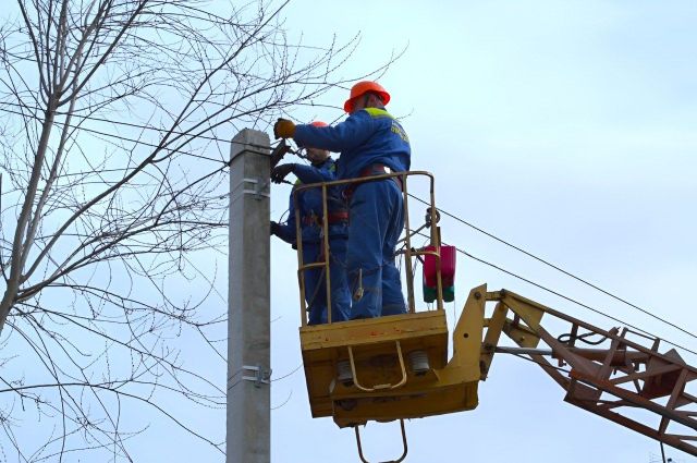 Під обстрілами повертають світло: запорізькі енергетики отримали перші доплати від держави