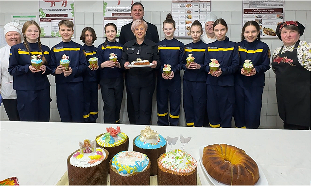 Пасха далеко від дому: як рятувальники повертають відчуття свята евакуйованим із прифронтових громад