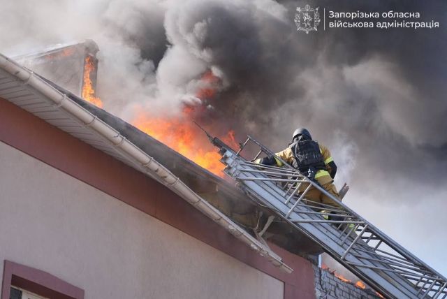 Виникла пожежа: у Запоріжжі ворожий дрон влучив у дах офісної будівлі