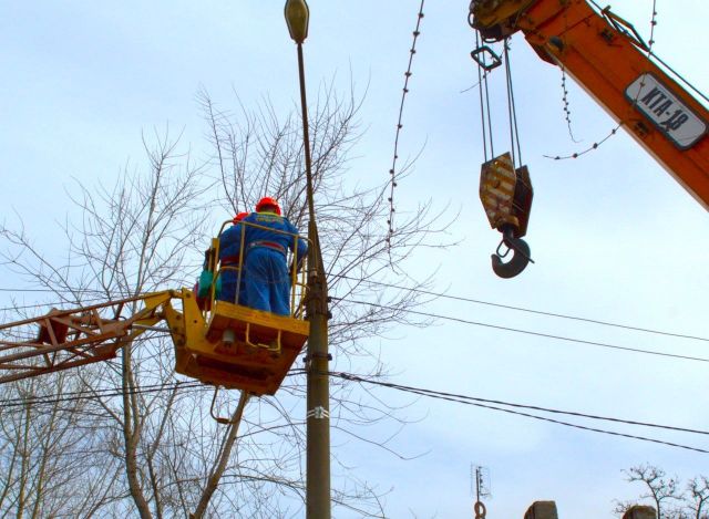 Довелося кілька днів вичікувати:  енергетики відновили електропостачання семи населених пунктів на Оріхівщині