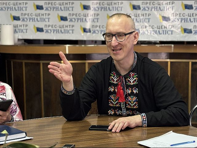 Він міг жити у Литві і сказати: це не моя війна. Але він тут - в Україні