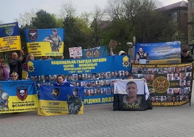 30 хвилин нагадування: у Запоріжжі родини військовополонених та безвісти зниклих виходили на традиційну акцію