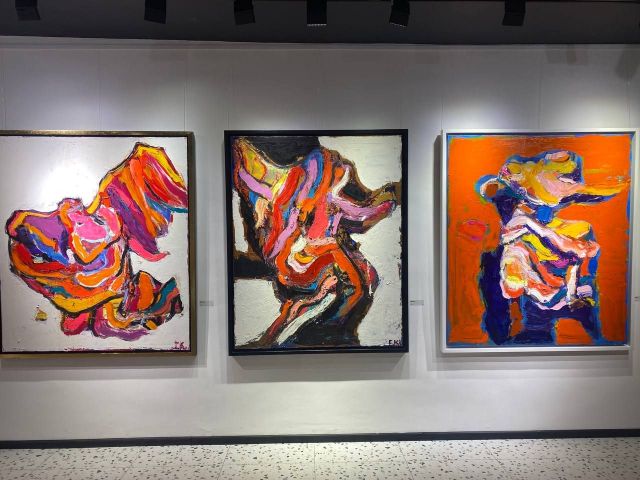 Зануритися в магію кольору: у Запоріжжі можна побачити яскраві картини київської художниці