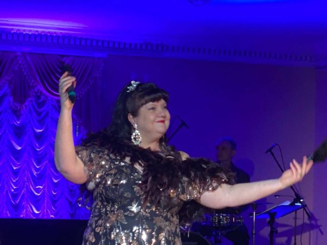 «На сцені я відчуваю тепло і любов глядачів»: у запорізькій філармонії пройшли «Мистецькі посиденьки» з Юлією Яксою