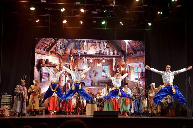 Носили калиту і кидали чобітки: запорізькі артисти показали магію вечорниць