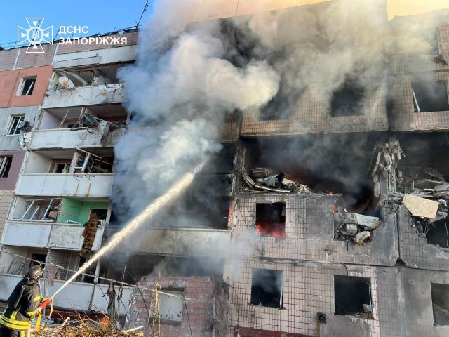 Виїжджали і під час обстрілів: запорізькі рятувальники гасили пожежі і розбирали завали