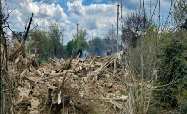 Перебувала на вулиці: у Таврійському внаслідок авіаудару загинула жінка