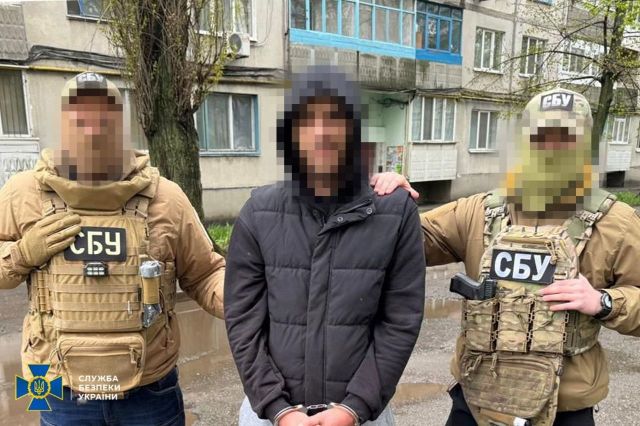 Намагалися продати зброю та боєприпаси: на Запоріжжі правоохоронці затримали військовослужбовця і рецидивіста