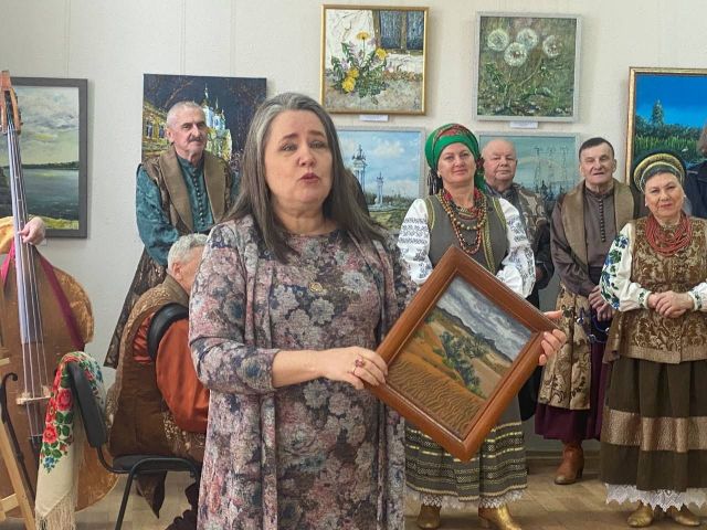 “Голос і пензель – мої два крила": у запорізькому музеї представлені роботи відомої художниці