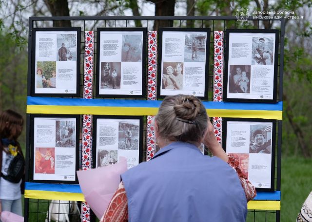 Втратили дітей на війні: у Запоріжжі відкрили меморіальну фотовиставку «Серце, що виховало Героя»