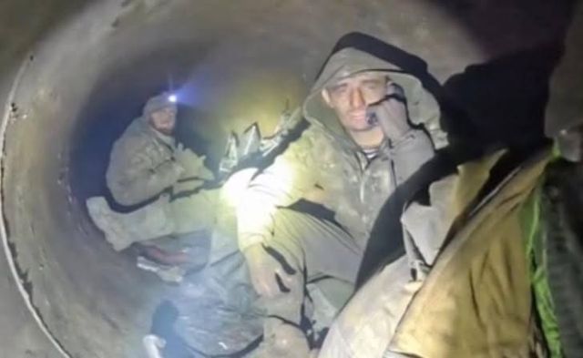 Деяких знищують  під час спроб вилізти: росіяни використовують газову трубу у напрямку Комишувахи