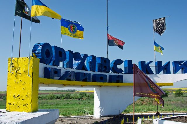 Відновили символ незламності: на легендарній Оріхівській стелі захисники знову вивісили прапори