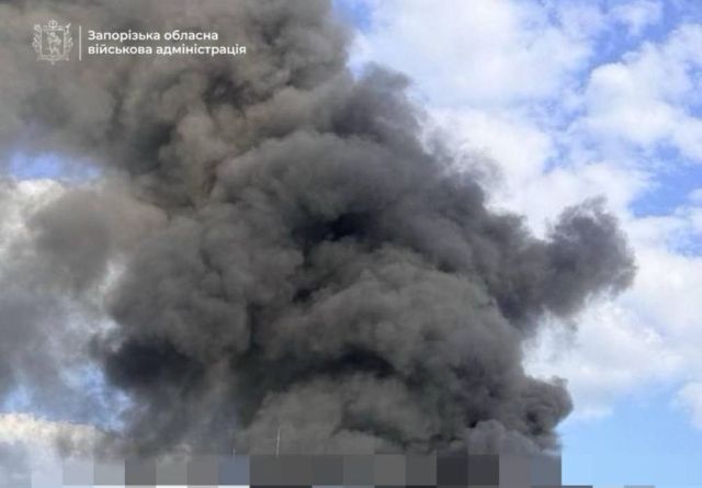 І ввечері вдарили по промисловому обʼєкту: внаслідок ворожої атаки поранені люди і пошкоджені будинки