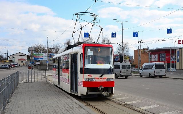 Трамваї пішли за звичними маршрутами: у Запоріжжі відремонтували колію на переїзді