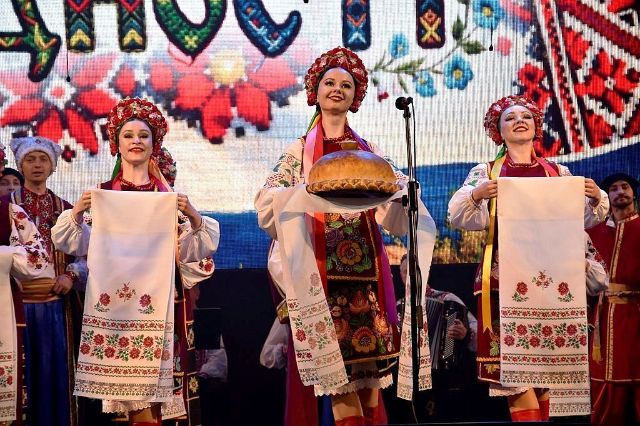 Душевні пісні і запальні танці: улюблений ансамбль запоріжців презентував “Візерунки єдності”